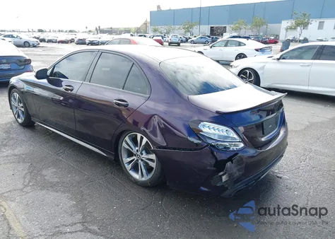 2018 Mercedes-Benz C 300 z USA, uszkodzony, nr VIN 55SWF4JB3JU235445